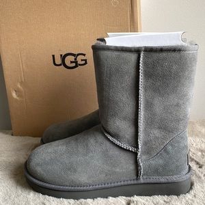 UGG - Women’s Classic Short ll / Winter Boots